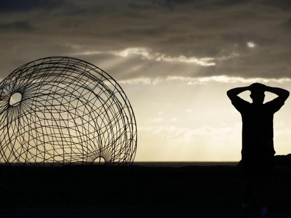 Matthew Harding with his work Nano for Sculpture by the Sea 2006; Photography Jamie Williams